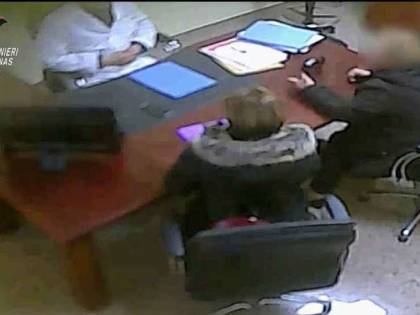 Denaro in cambio della pensione d'invalidità: medico in arresto